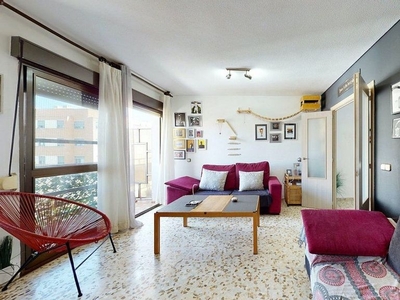 Venta de piso en Sta. Marina - San Andrés - San Pablo - San Lorenzo de 4 habitaciones con terraza y aire acondicionado