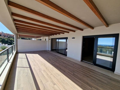 Venta de piso en urbanización Andalucia J Marbella de 2 habitaciones con terraza y piscina
