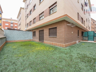 Venta de piso en Urbanización San Isidro de 3 habitaciones con terraza y garaje