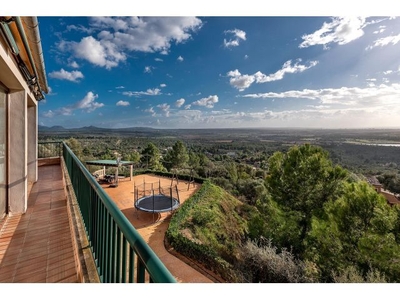 VILLA UNIFAMILIAR con un impresionante ventanal ubicada en la hermosa COLINA DE PUNTIRÓ.