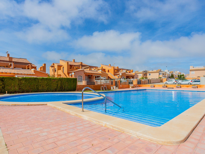 Amplio y soleado bajo con gran terraza privada en un residencial con piscina comunitaria en la demandada zona de Aguas Nuevas, Torrevieja. Venta Aguas Nuevas