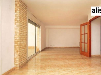 Venta Piso Cerdanyola del Vallès. Piso de cuatro habitaciones en Calle Barbera. Con terraza