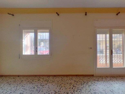 Venta Piso Llançà. Piso de tres habitaciones en Calle Roger De Lluria. Con terraza