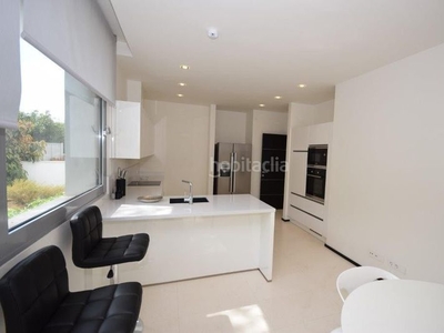 Alquiler casa adosada con 4 habitaciones amueblada con ascensor, parking, piscina, aire acondicionado y jardín en Marbella