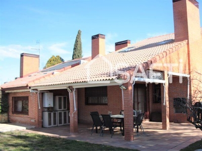 Casa pareada con 5 habitaciones con parking, piscina y calefacción en Valdeolmos - Alalpardo