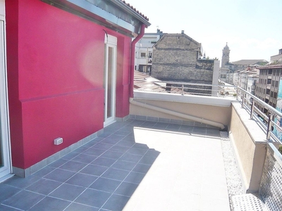 Piso en venta en Centro - Vitoria-Gasteiz de 2 habitaciones con terraza y calefacción