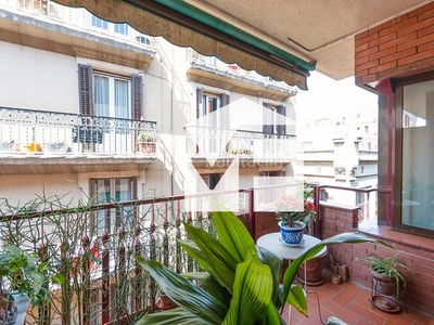 Piso espacioso piso en venta con amplio balcón en Vila de Gràcia, próximo a la plaza de john lennon. en Barcelona