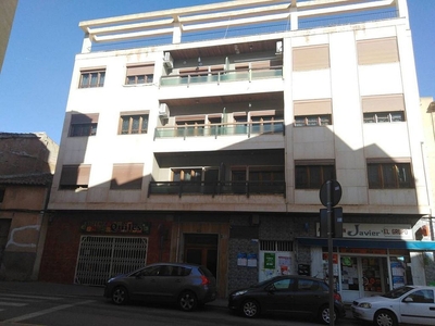 Venta de piso en Almansa de 3 habitaciones con terraza y garaje