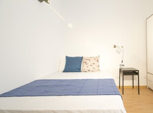 Acogedora habitación en un apartamento de 10 habitaciones en Moncloa, Madrid