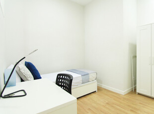 Cómoda habitación en apartamento de 6 dormitorios en Salamanca, Madrid