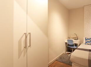 Cómoda habitación en apartamento de 9 dormitorios en Moncloa, Madrid
