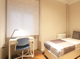 Habitación amueblada en apartamento de 9 dormitorios en Moncloa, Madrid