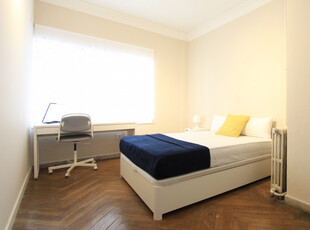 Habitación soleada en apartamento de 9 dormitorios en Moncloa, Madrid