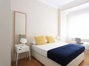 Habitación soleada en apartamento de 9 dormitorios en Moncloa, Madrid