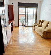 Piso en venta. Vivienda de 4 dormitorios y 2 baños, exterior con balcón y ascensor, conservado para entrar a vivir.