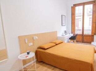 Se alquila habitación en el apartamento de 6 dormitorios en El Raval, Barcelona.