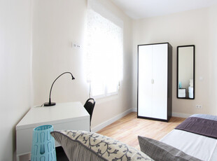 Se alquila habitación en piso de 4 dormitorios en Embajadores, Madrid