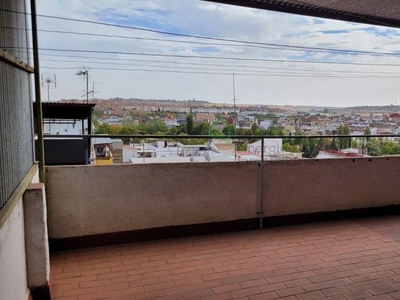 Piso en alquiler en Ciudad Jardín de 3 habitaciones con terraza y muebles