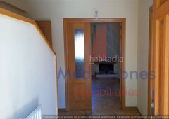 Casa adosada con 3 habitaciones con parking y calefacción en Navalcarnero