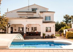 Piso casa con piscina, zona de barbacoa y parking en Vallirana