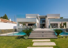 Villa moderna en primera línea de golf de Guadalmina