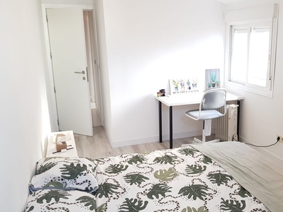 Se alquila habitación en apartamento de 4 dormitorios en Ríos Rosas, Madrid