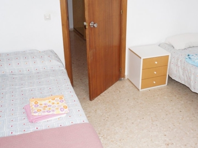 Se alquila habitación en piso de 3 habitaciones cerca de Triana, Sevilla