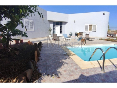 Venta de casa con piscina y terraza en Antigua, Valles de Ortega