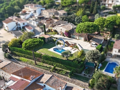 Venta de casa con piscina y terraza en Castell d'Aro (Castell-Platja d'Aro)