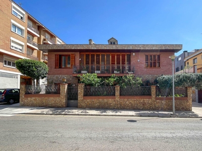 Venta de casa con terraza en Centre (Figueres), Parc Bosc-Castell